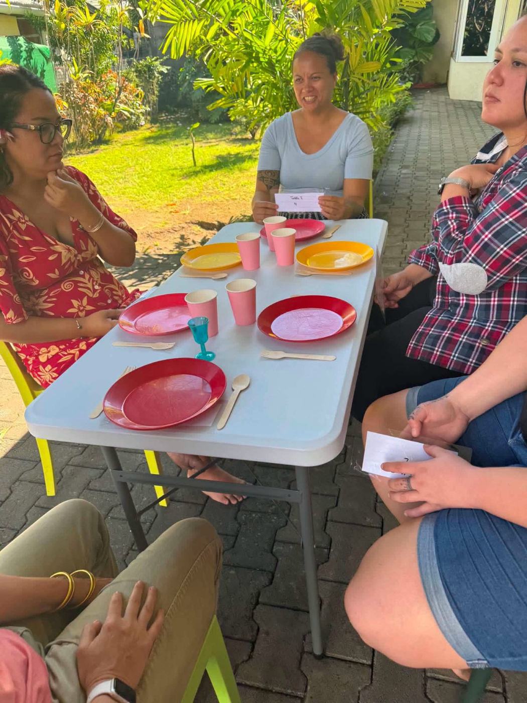 Participants autour d'une table dressée pendant un exercice