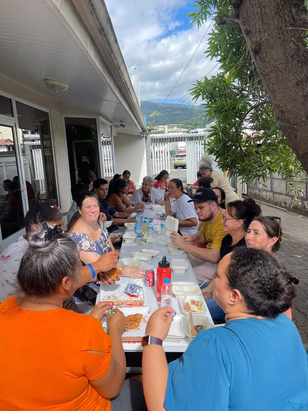 Les participants partagent un repas autour d'une grande table