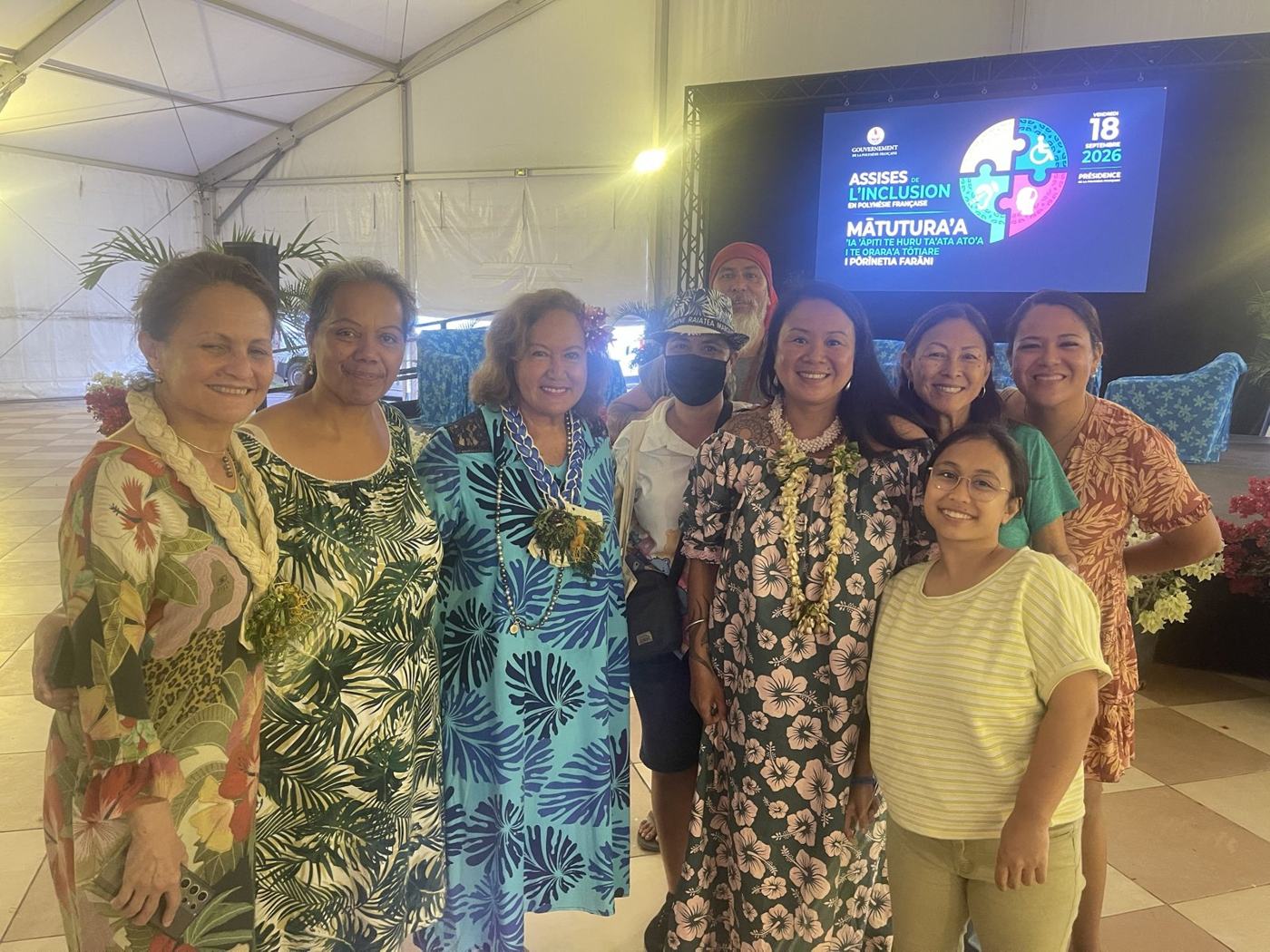 Groupe de mamans et de membres de l'association devant l'écran des Assises