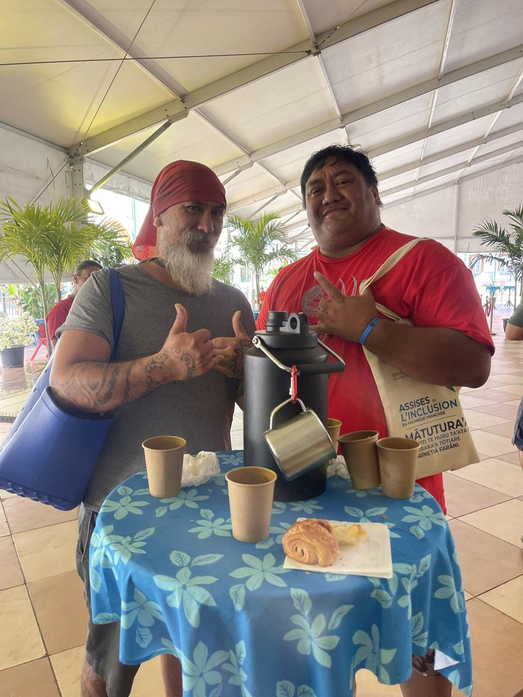 Deux participants souriants autour d'une table de café