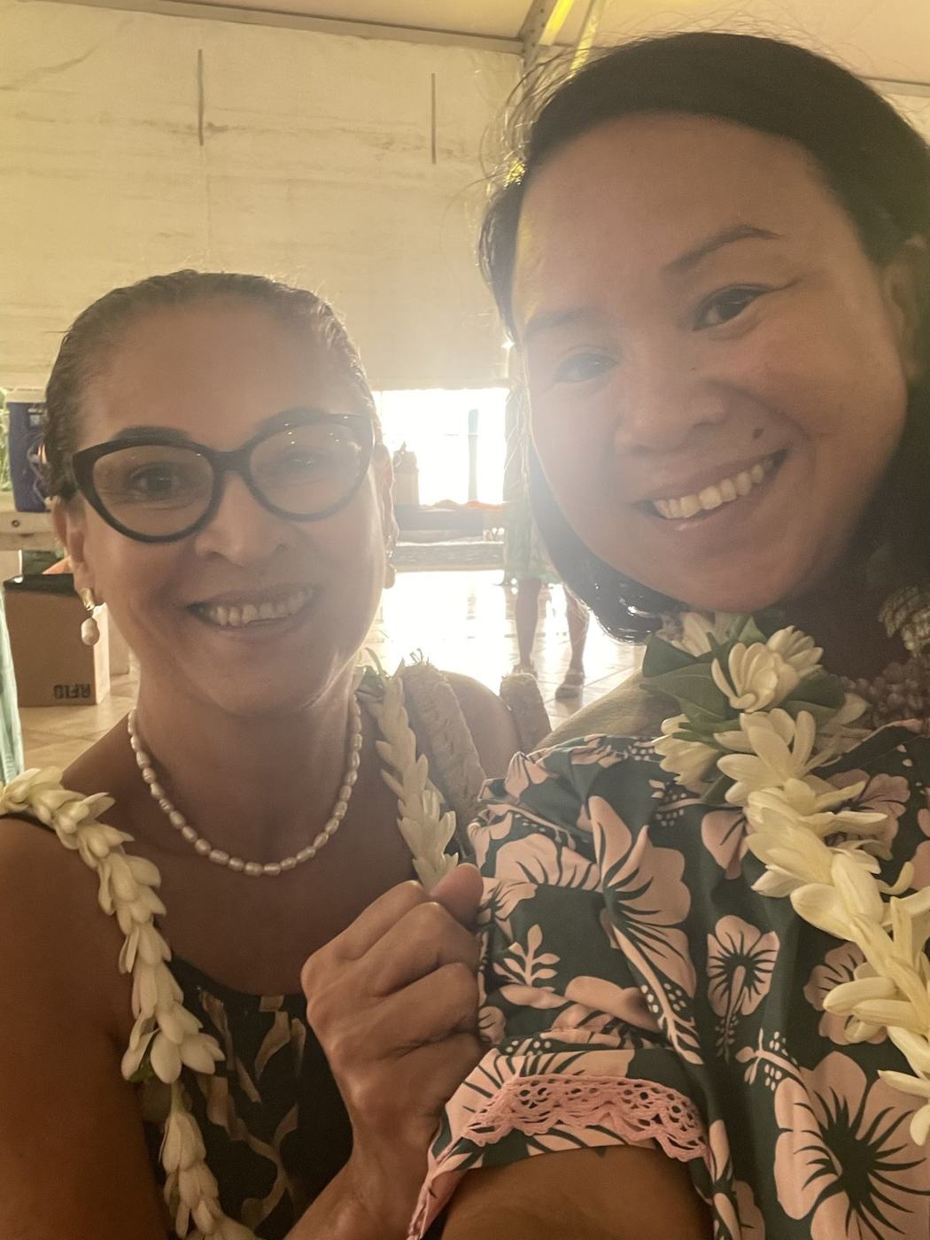 Selfie de deux participantes souriantes