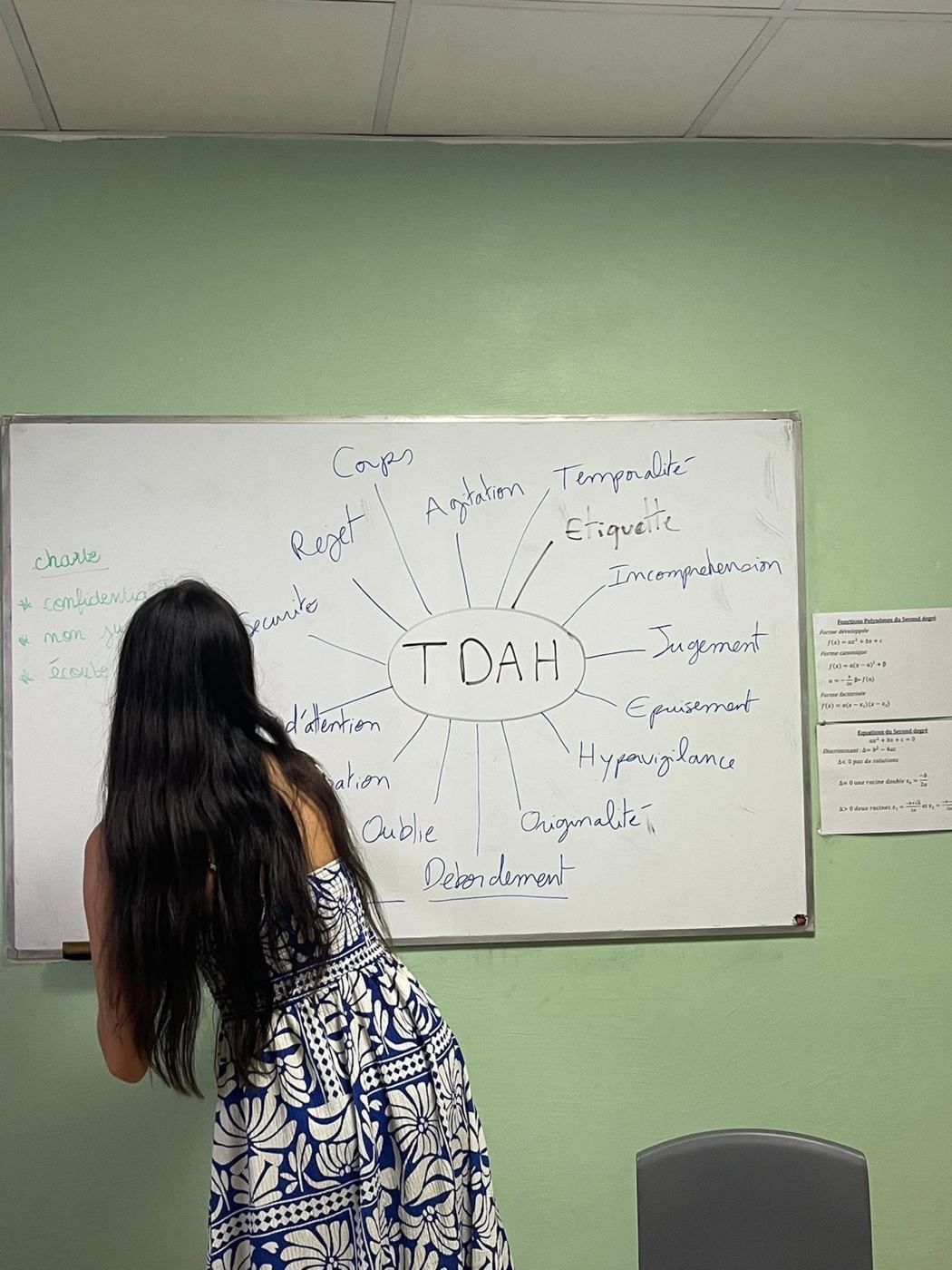 Hoani Martin écrit au tableau les mots associés au TDAH