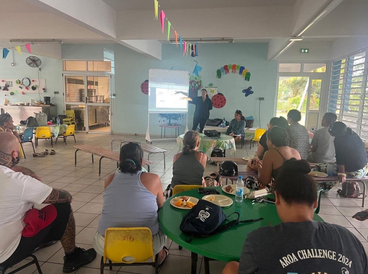 Les parents écoutent une présentation lors du café parents