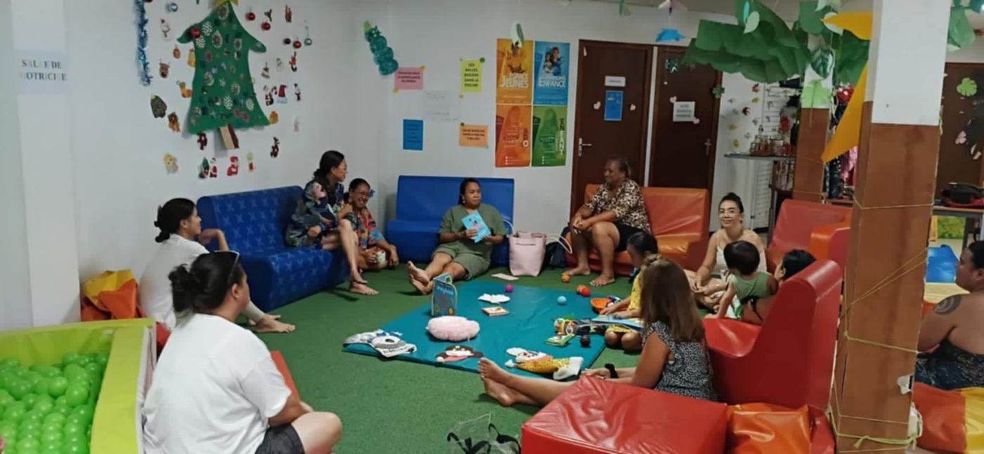 Parents réunis en cercle à la Maison de l'Enfance de Papeete