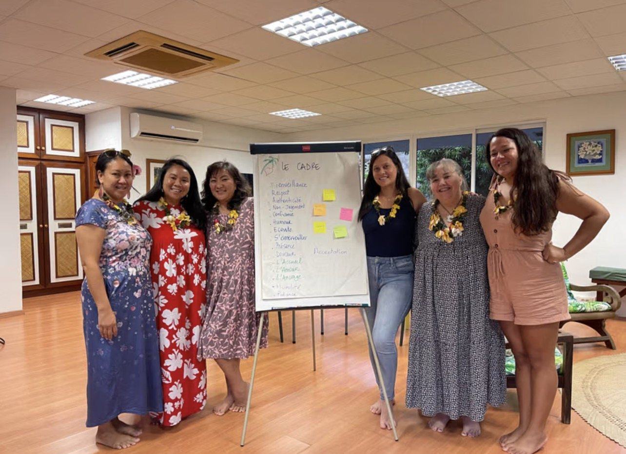 Les mamans réunies autour du tableau « Le cadre »