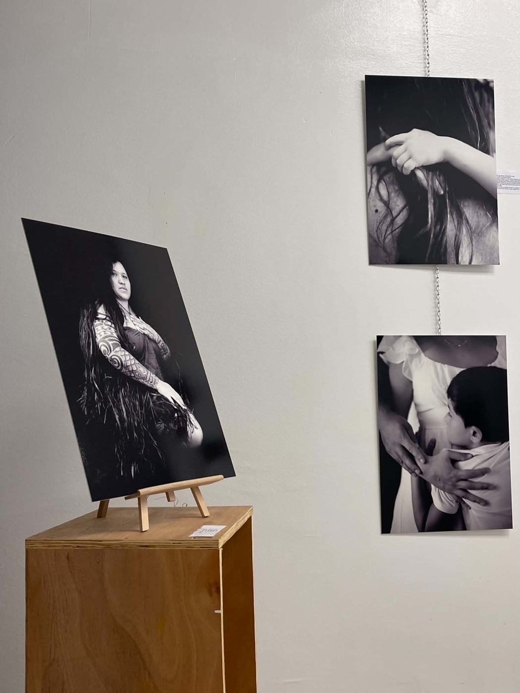 Portraits en noir et blanc exposés sur chevalet et au mur