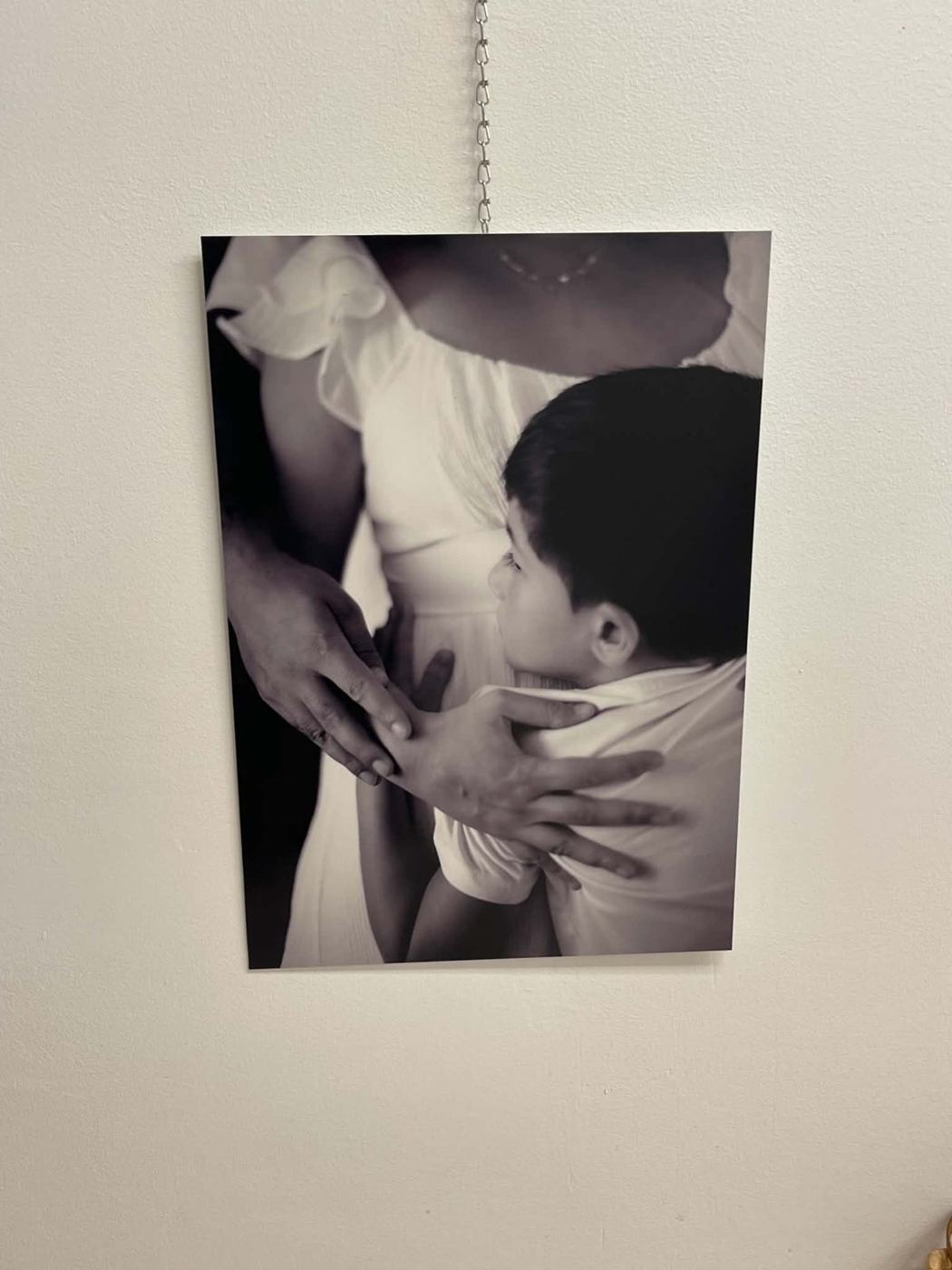 Portrait en noir et blanc d'une maman et de son fils