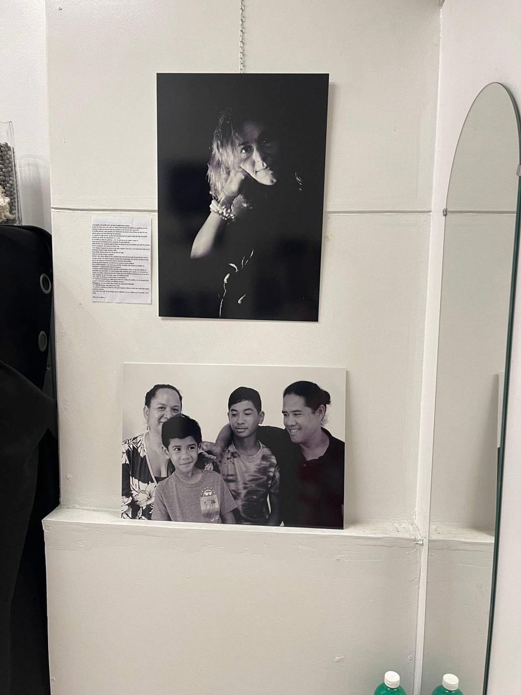 Deux portraits de familles accrochés au mur de la galerie