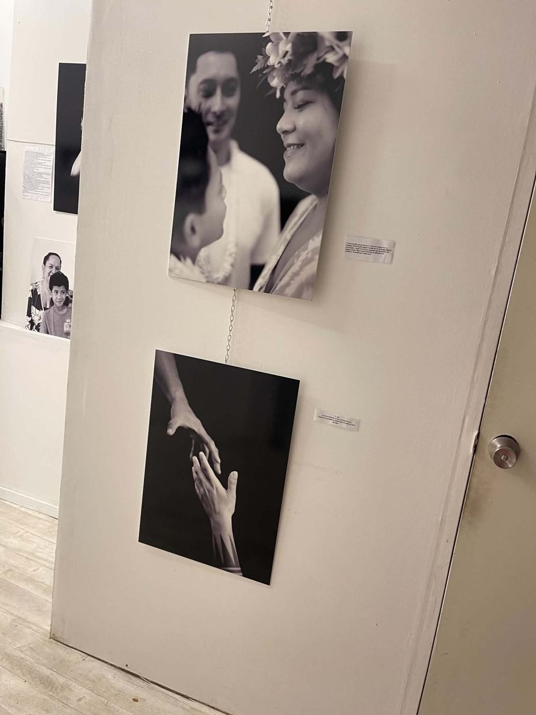 Portraits en noir et blanc : un sourire et deux mains qui se tiennent