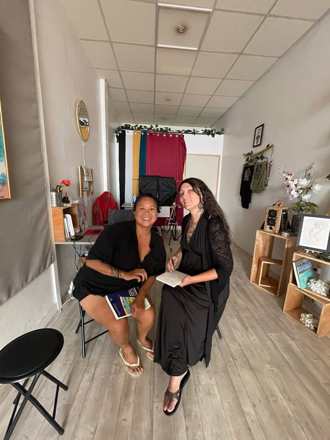 Augustine Roa et la photographe Moea Cabral souriantes dans le studio
