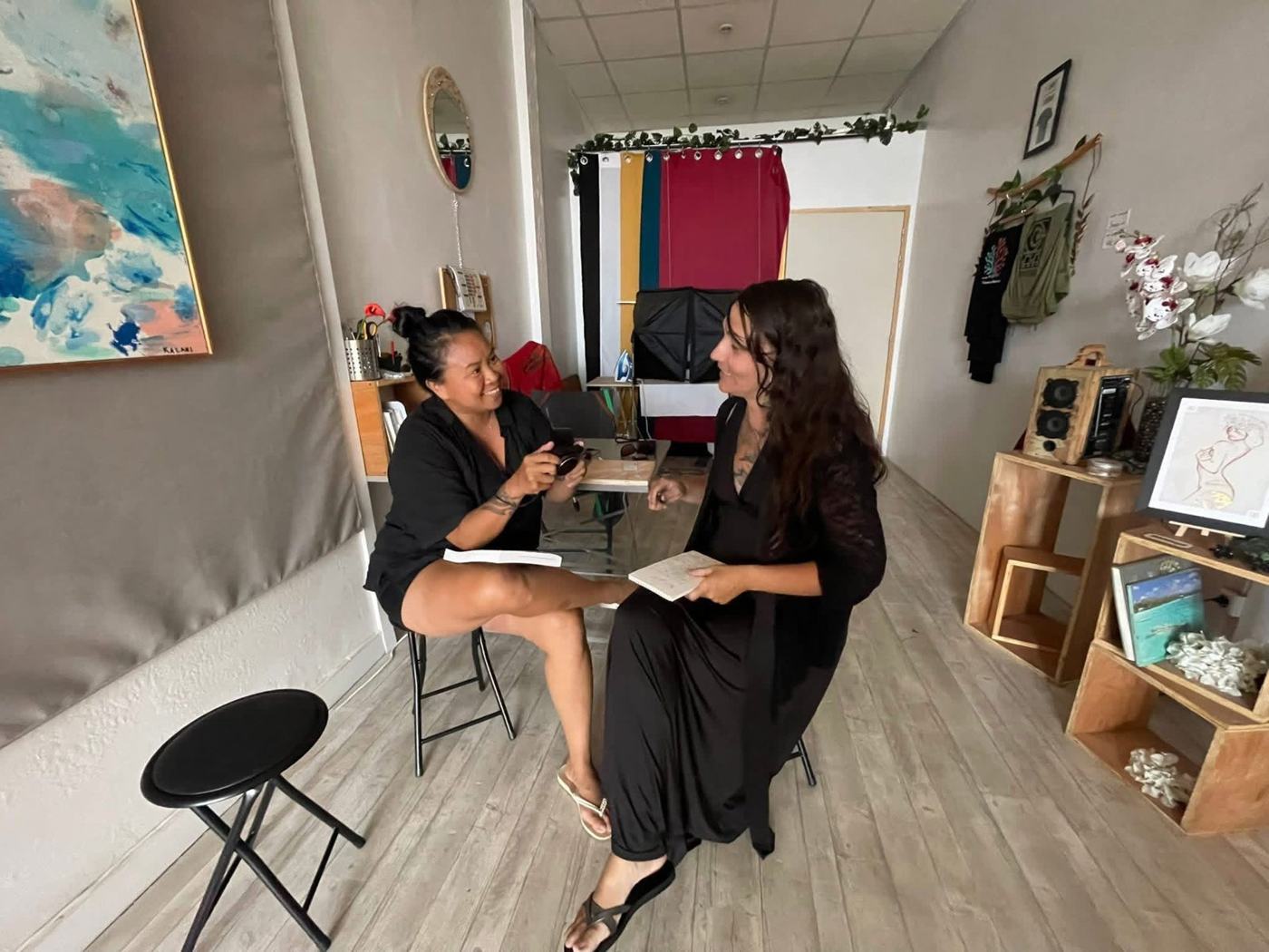 Augustine Roa et la photographe Moea Cabral échangent dans le studio