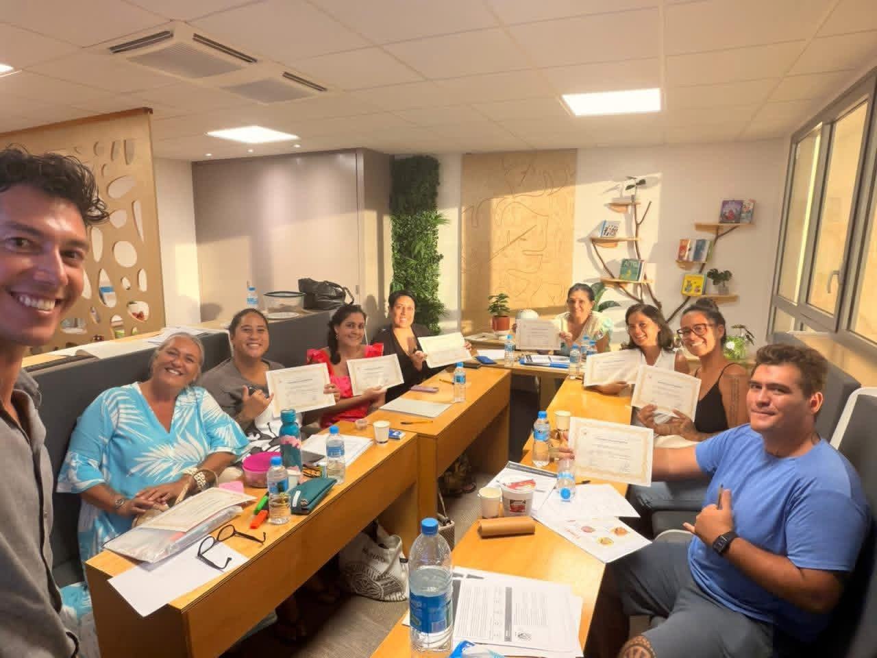 Les participants de la formation TDAH et TOP montrent leur attestation