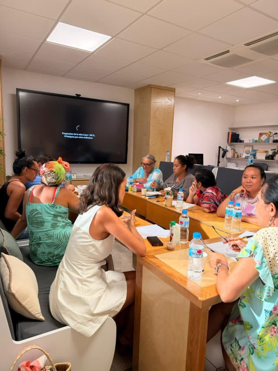 Enseignants et parents réunis autour de la table pendant la formation