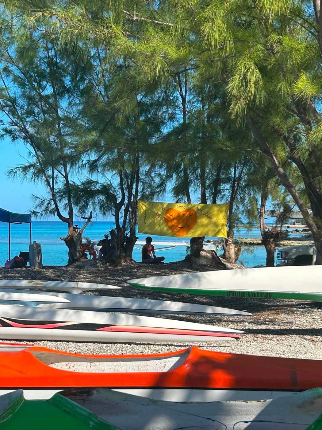 Membres de l'association devant la banderole jaune au cœur orange