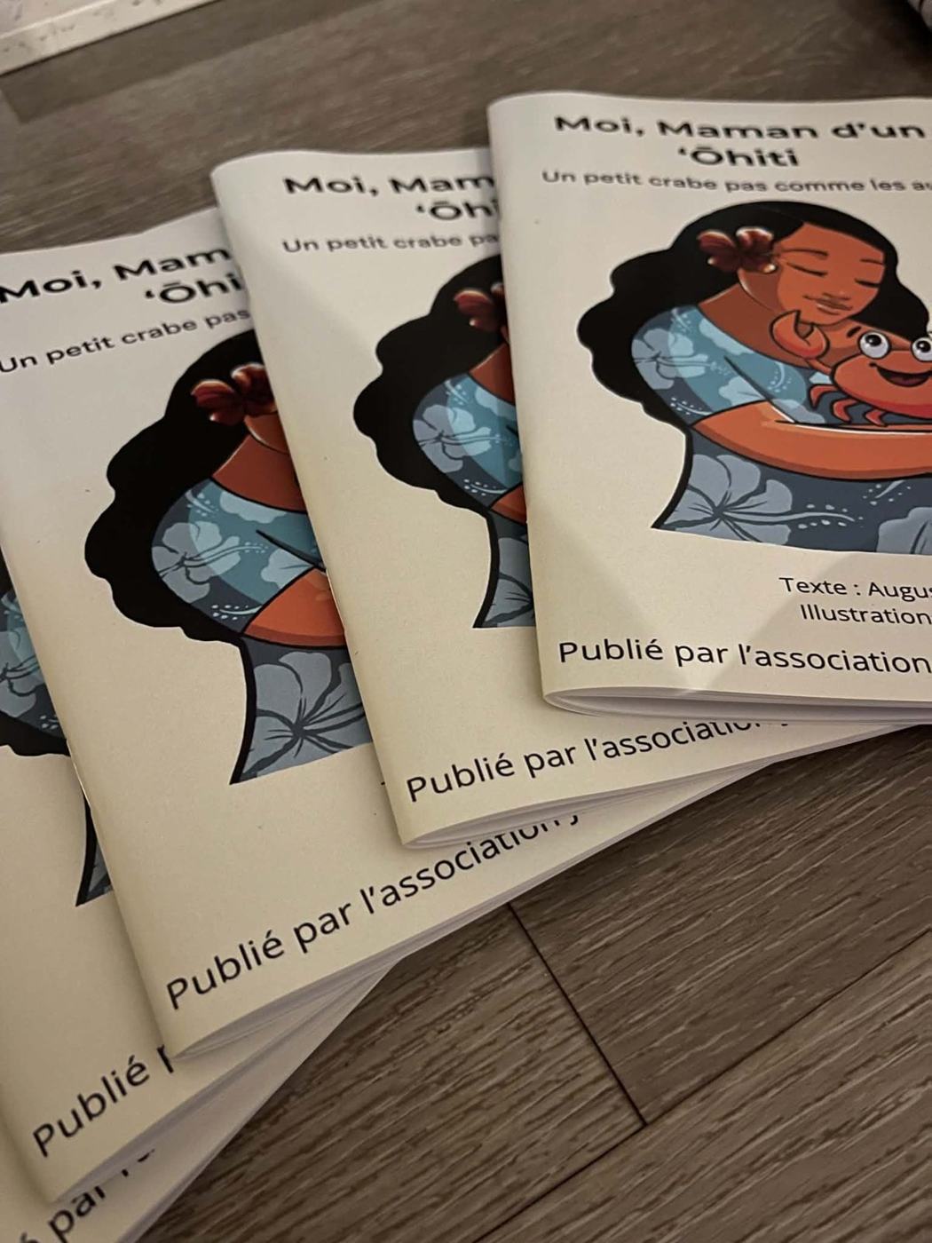 Plusieurs exemplaires du livre Moi, Maman d'un 'Ōhiti