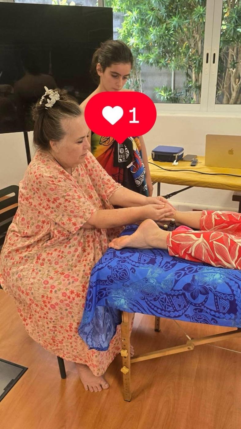Une maman reçoit un massage des pieds pendant l'atelier