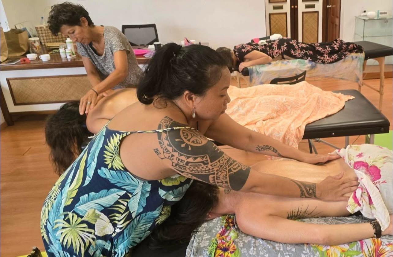 Mamans et enfants pendant l'atelier, autour des tables de massage
