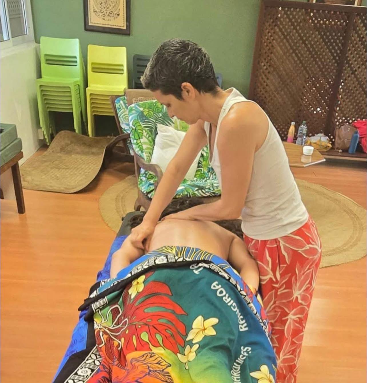 Une animatrice guide un massage