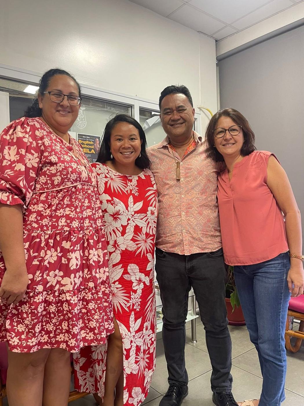 Membres de l'association avec le ministre de l'Éducation Ronny Teriipaia