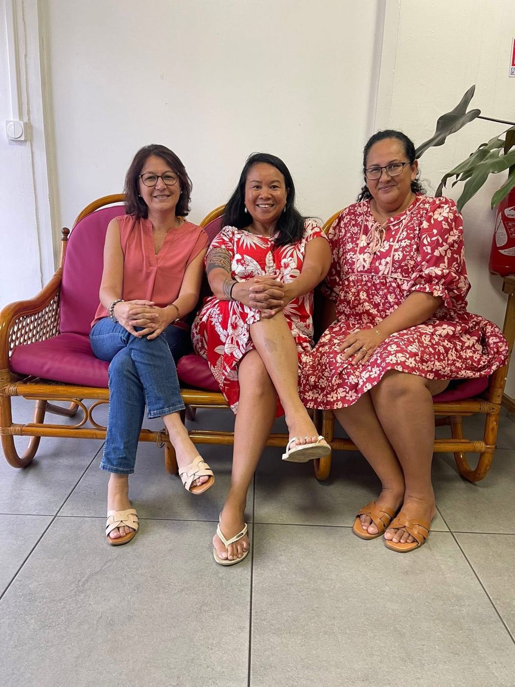 Trois femmes assises sur une banquette au ministère de l'Éducation