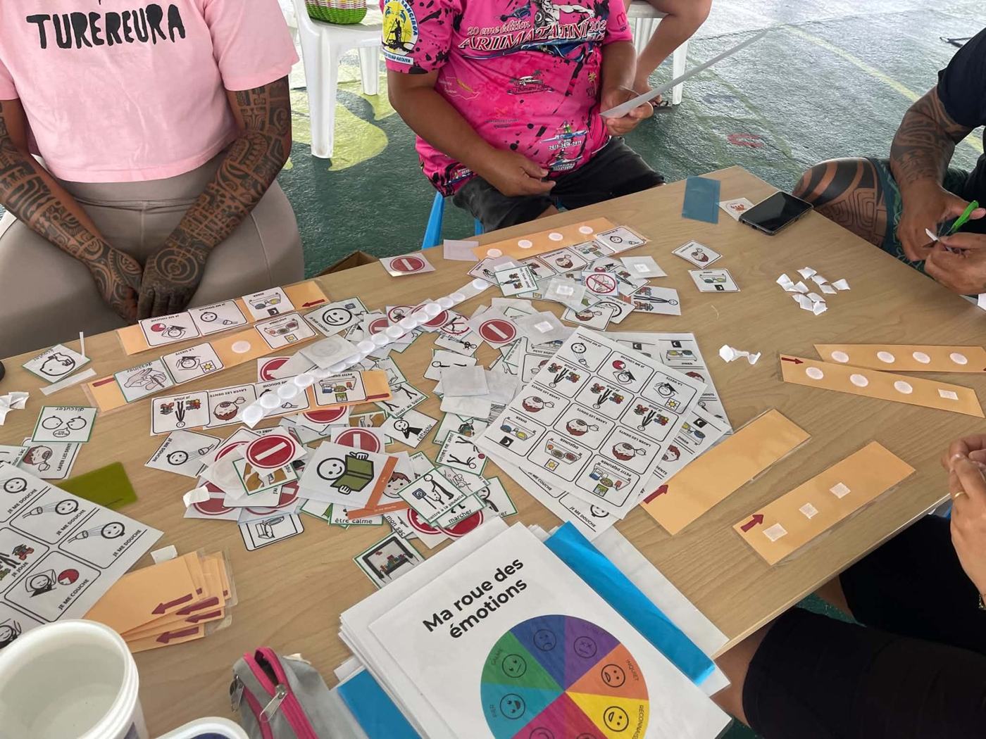 Pictogrammes, bandes de routine et roue des émotions sur la table de l'atelier