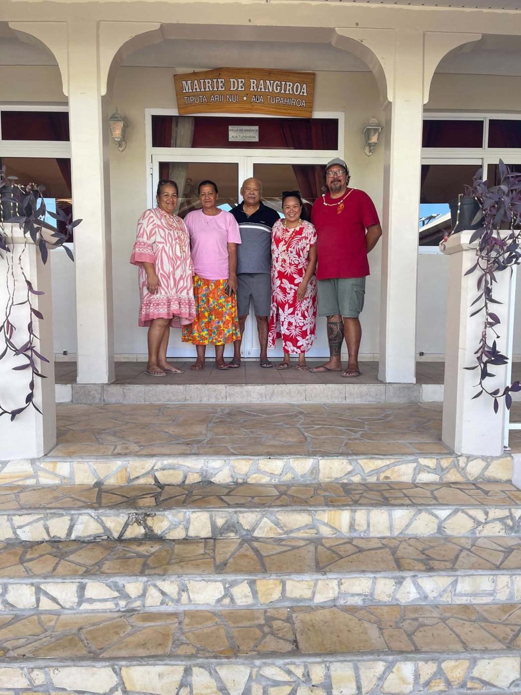 L'équipe de l'association et les élus devant la mairie de Rangiroa à Tiputa