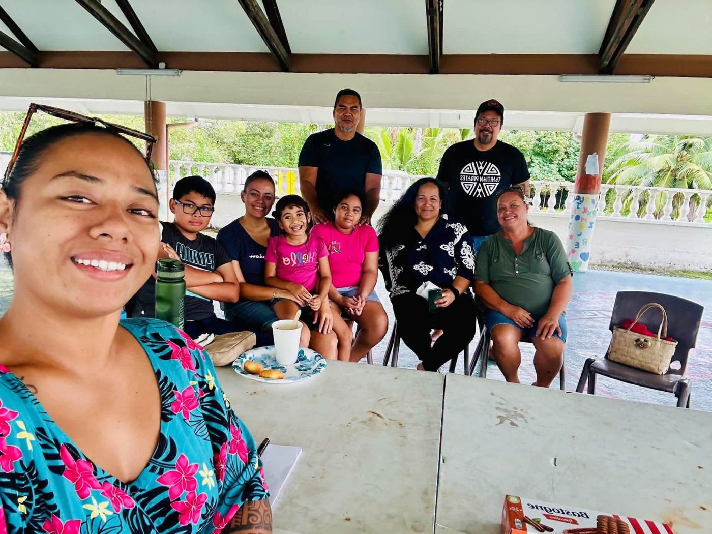 Familles, enfants et membres de l'association réunis sous un faré à Rangiroa