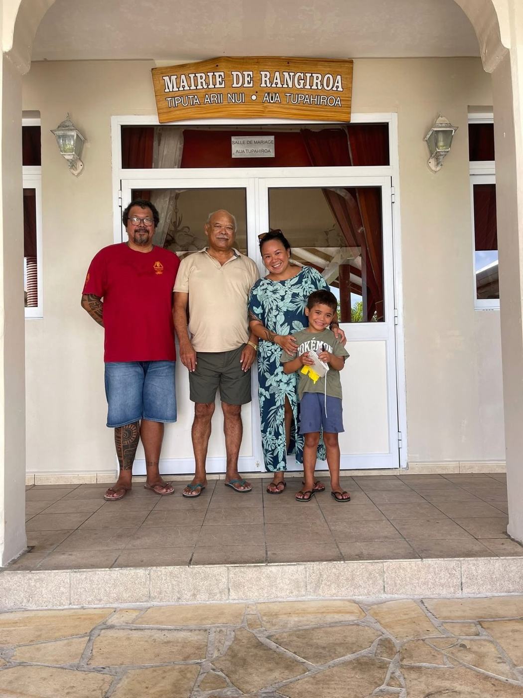 Membres de l'association et un enfant devant la mairie de Rangiroa