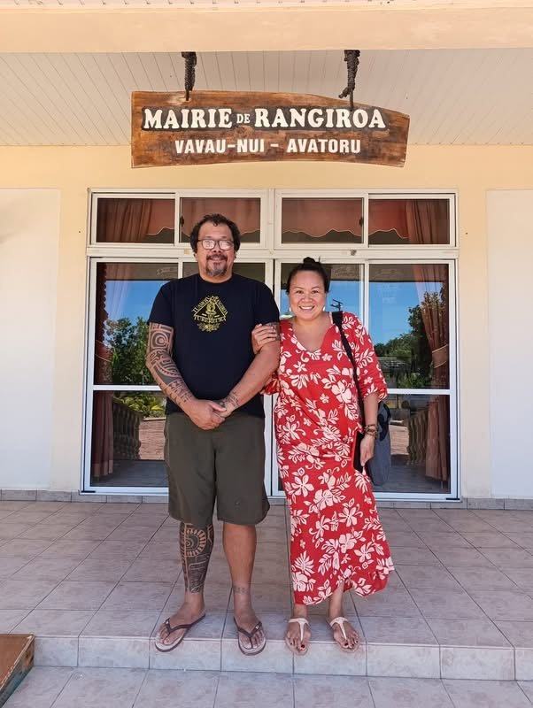 Deux membres de l'association devant la mairie de Rangiroa à Avatoru