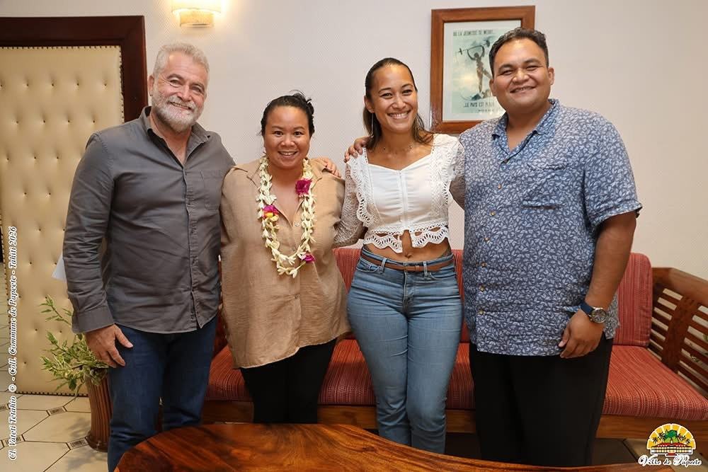 Augustine Roa avec le Tavana Rémy Brillant et les conseillers délégués Tehani Bennett et Bibiane Tamarii à la mairie de Papeete