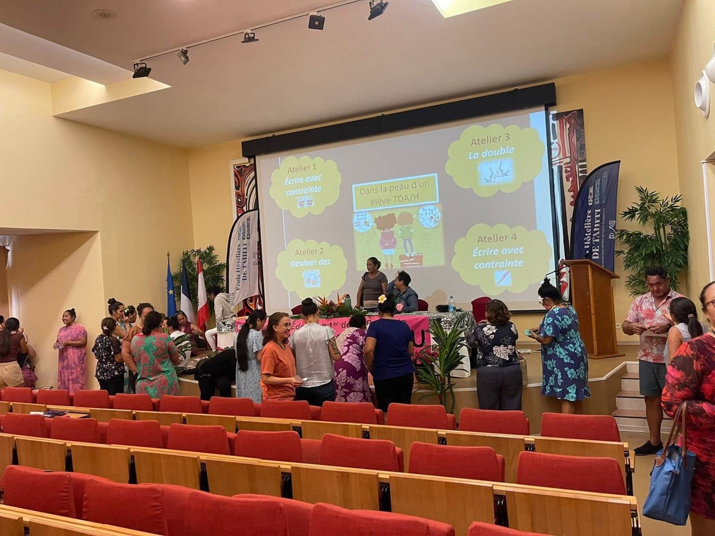 La salle de l'École hôtelière de Tahiti avec la diapositive des 4 ateliers