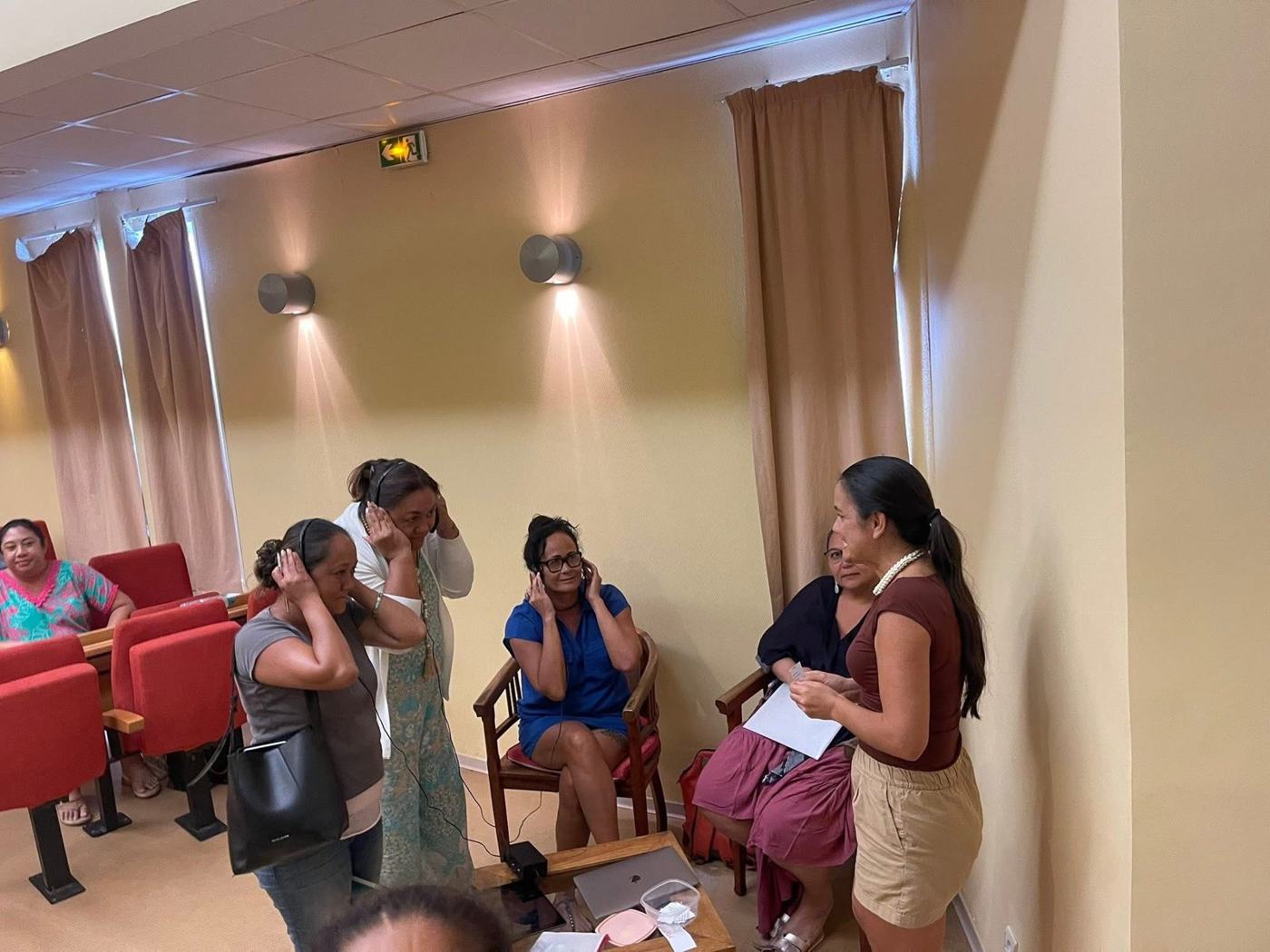 Enseignantes écrivant au sol pendant un atelier