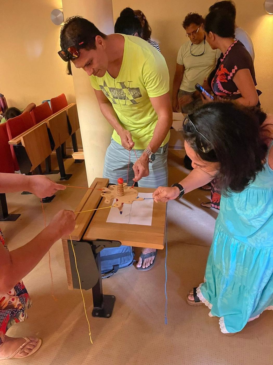 Enseignants réalisant un exercice avec une ficelle et un crayon