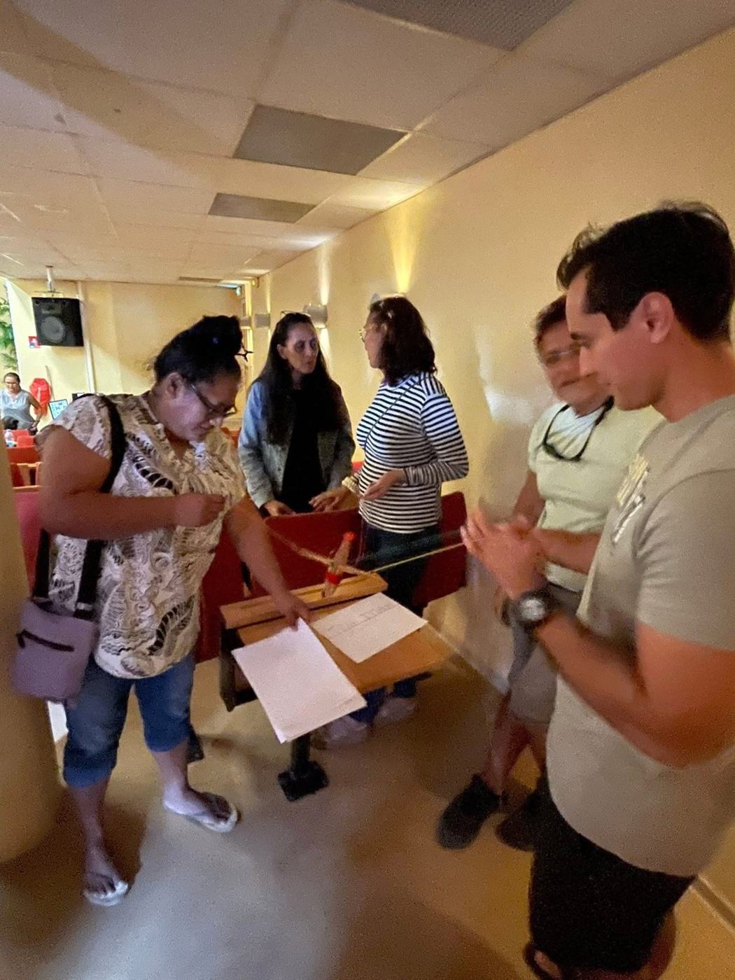 Enseignants autour d'un pupitre pendant un exercice