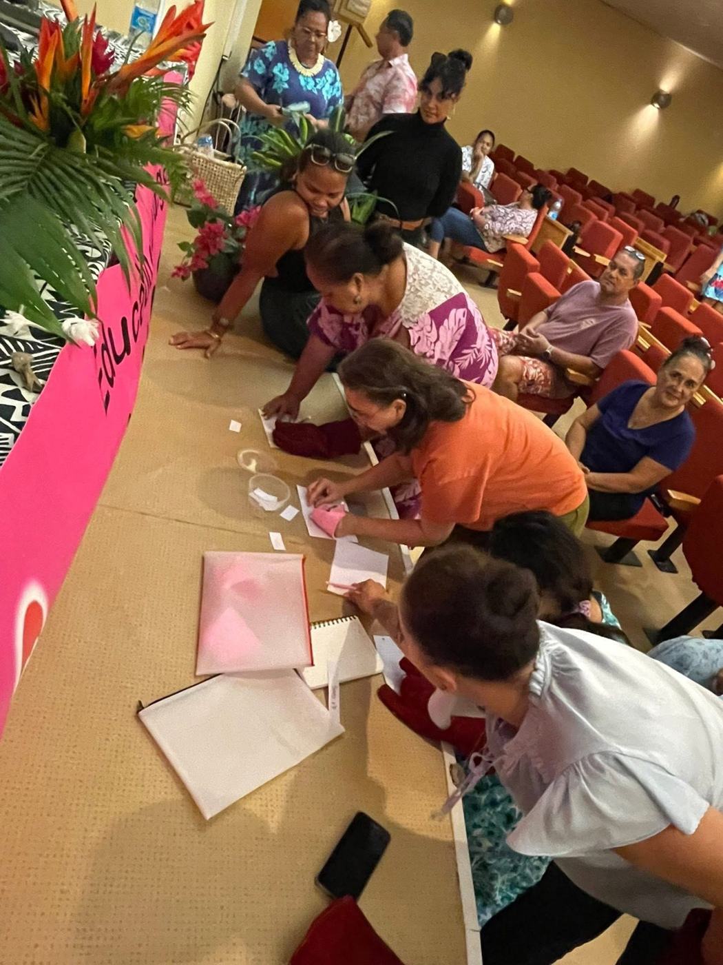 Enseignantes concentrées pendant l'atelier des sons