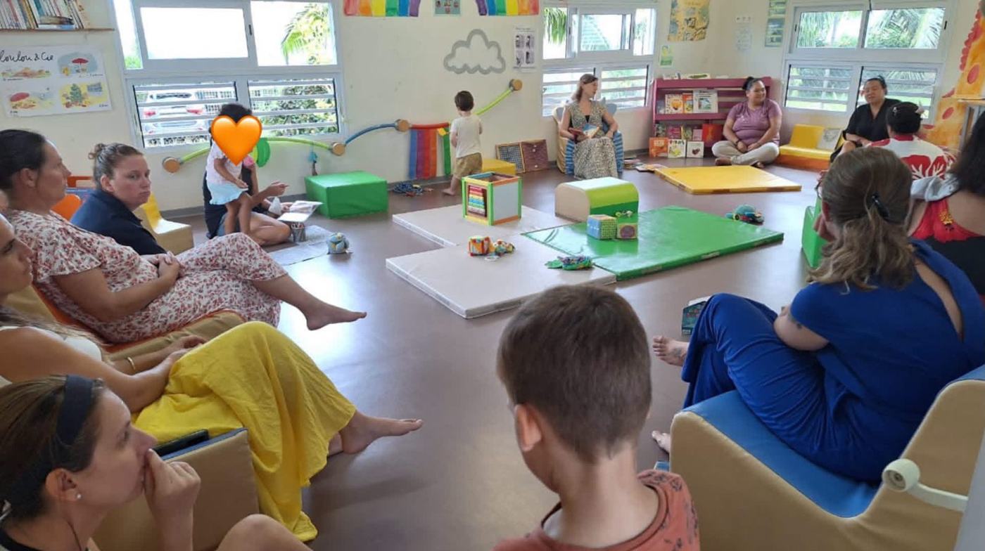 Parents attentifs réunis dans une salle de jeux pour la petite enfance