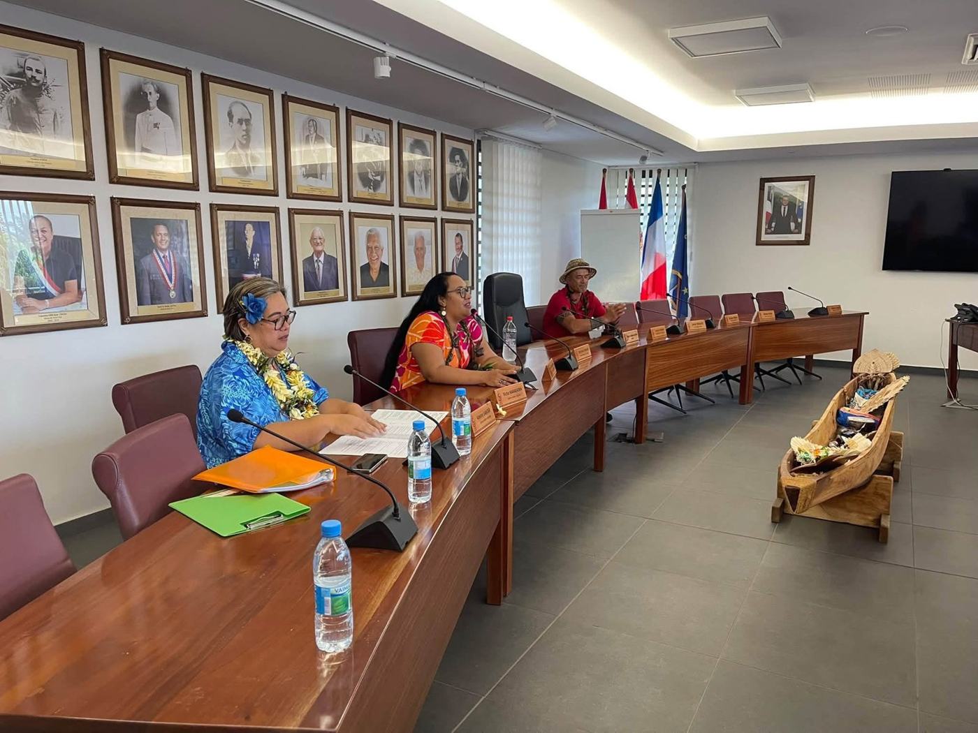 Intervenantes assises à la table de la salle du conseil municipal