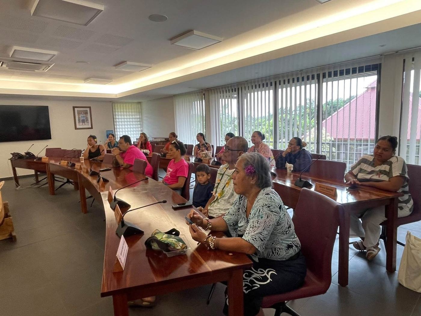 Parents et familles réunis dans la salle du conseil municipal