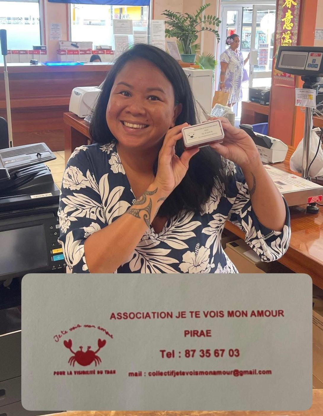 Augustine Roa, souriante, montre le tampon tout neuf de l'association Je te vois, mon amour